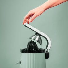 Carica l'immagine nel visualizzatore di Gallery, Spremiagrumi Manuale Xqueeze Retrojuice 600 Green-02