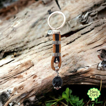 Carica l'immagine nel visualizzatore di Gallery, Portachiavi in sughero naturale con Su Coccu Sardo Portafortuna/Amuleto, vegano e sostenibile, Portachiavi unisex leggero confezione regalo