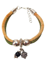 Carica l'immagine nel visualizzatore di Gallery, Braccialetto da donna in sughero naturale con Su Coccu e Bottone Sardo AMULETO/PORTAFORTUNA, bracciale vegano, braccialetti donna fatto a mano in Italia