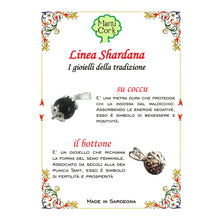 Carica l'immagine nel visualizzatore di Gallery, Braccialetto da donna in sughero naturale con Su Coccu e Bottone Sardo AMULETO/PORTAFORTUNA, bracciale vegano, braccialetti donna fatto a mano in Italia