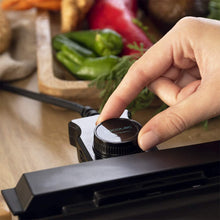 Carica l'immagine nel visualizzatore di Gallery, Piastra-grill elettrica Tasty&Grill 2000 Bamboo Black